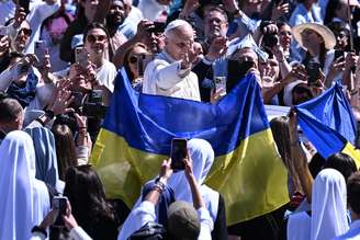 Papa saudou fiéis durante giro em papamóvel