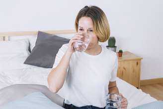 Água gelada em jejum: hábito comum pode afetar sua digestão