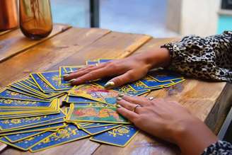 O dia será marcado por emoções intensas, momentos de realização e aprendizados nas relações, exigindo atenção para equilibrar desafios e conquistas