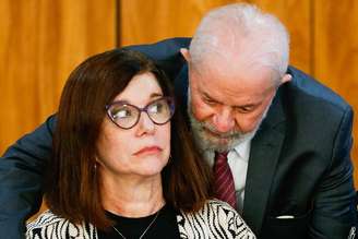 A presidente da Petrobras, Magda Chambriard, e o presidente Lula; estatal demitiu diretor após crítica do petista a leilão de GLP