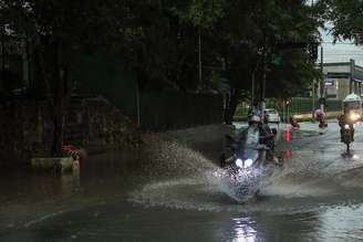 Registro de dia chuvoso na cidade de São Paulo.