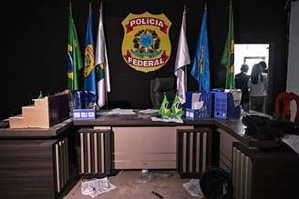 Réplica de uma delegacia da Polícia Federal brasileira, com bandeiras do Brasil e o emblema da PF na parede