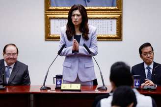 Presidente do principal partido de oposiçãop em Taiwan, o Kuomintang (KMT), Cheng Li-wun, fala com imprensa em Taipé antes de viagem à China
7 de abril de 2026 REUTERS/Ann Wang