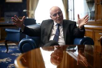 Presidente do banco central da Bulgária, Dimitar Radev, durante entrevista à Reuters em Sófia
2 de abril de 2026 REUTERS/Stoyan Nenov