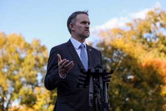 Representante comercial dos EUA, Jamieson Greer, conversa com repórteres na Casa Branca, em Washington
30 de outubro de 2025 REUTERS/Kylie Cooper