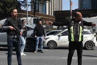 Policiais permanecem em uma área isolada em frente a um prédio que abrigava o Consulado de Israel, após um ataque a tiros na Turquia.