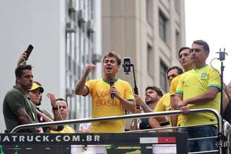 Nikolas Ferreira discursa ao lado de Flávio Bolsonaro durante o ato "Acorda Brasil", em março