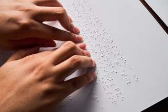 O contato com o braille desde a infância promove aprendizado, desenvolvimento da linguagem, autonomia e participação escolar em condições de equidade