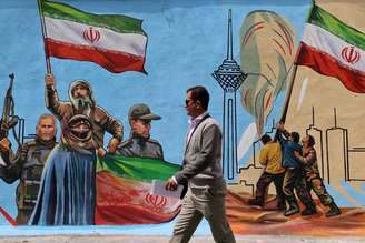 Painel em Teerã exalta combatentes iranianos