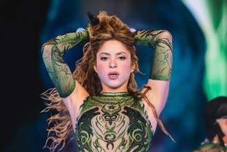 Shakira se apresentando em sua turnê