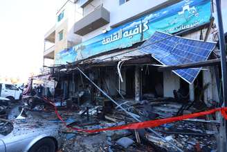 Vista geral dos danos causados ​​pelo ataque do exército israelense à estrada costeira em Sidon, Líbano, em 8 de abril de 2026. O ataque resultou em danos a uma cafeteria e a vários veículos.