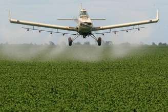 Serviços aéreos são usados no campo para aplicar fertilizantes e defensivos