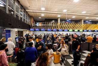 Movimentação no saguão do aeroporto de Congonhas após falha no sistema de radar em São Paulo.