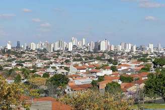 Localizada no interior do estado de São Paulo, a cidade de Presidente Prudente se consolidou ao longo dos últimos anos como um dos principais polos urbanos do oeste paulista. Conhecido como “capital do Oeste”, o município combina desenvolvimento econômico, qualidade de vida e infraestrutura, fatores que ajudam a explicar seu elevado Índice de Desenvolvimento Humano (IDH), de aproximadamente 0,846, considerado alto dentro dos padrões brasileiros. Essa combinação de fatores também tem atraído novos moradores que buscam oportunidades profissionais.