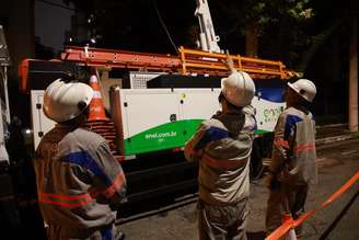 Funcionários da Enel durante trabalhos de reparos na fiação elétrica em São Paulo.