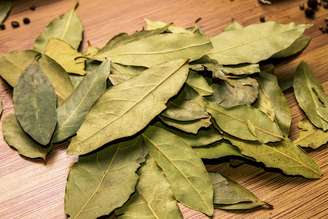 Chá de louro pode ajudar na digestão e reduzir o inchaço, auxiliando no controle do peso