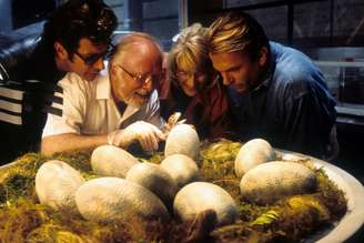 O filme _Jurassic Park_ se tornou uma referência cultural para as promessas e as armadilhas de trazer espécies extintas de volta à vida e logo foi lembrado quando uma empresa americana anunciou a intenção de reviver o mamute-lanudo. Universal Pictures