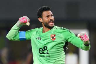 El-Shenawy, goleiro do Al Ahly, é suspenso por quatro jogos após empurrar árbitro 