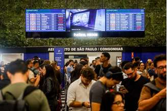 Movimentação no saguão do aeroporto de Congonhas após falha no sistema operacional de SP.