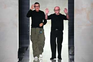 Stefano Gabbana (esquerda) Domenico Dolce (direita) em desfile em Milão