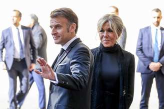 O presidente francês Emmanuel Macron (E) e sua esposa Brigitte (D) chegam ao pátio de São Dâmaso para o encontro com o Papa Leão XIV no Vaticano, em 10 de abril de 2026.