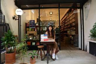 A proprietária Joana Biondi em frente à Livraria Espelho.