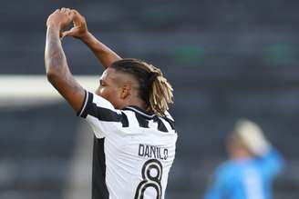 Danilo comemora o seu gol que empatou a partida para o Glorioso –