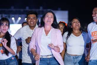 Candidata de direita Keiko Fujimori, filha do ex-ditador Alberto Fujimori, aparece na liderança