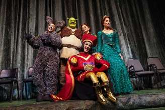 Elenco de 'Shrek, O Musical', com Tiago Abravanel (como Shrek), Fabi Bang (como Fiona), Myra Ruiz (como Fiona), Baccic (como Lorde Farquaad) e Evelyn Castro (como Burro).