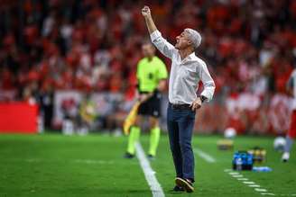 Luis Castro dá instruções aos gremistas durante o Gre-nal