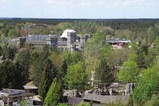 Localizada no centro da Dinamarca, a cidade de Billund ganhou fama internacional por ser o berço do Lego. O famoso brinquedo surgiu ali e transformou o município em referência ligada à história da marca.