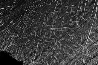 Imagem composta dos meteoros da chuva das Geminídeas, capturados em 2020: este tipo de análise é capaz de revelar populações ocultas de asteroides indetectáveis pelos instrumentos disponíveis atualmente que passam perto da Terra, informação vital para a defesa planetária Aleksandar Merlak