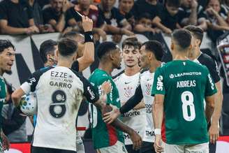 Clima quente tomou conta da partida na Neo Química Arena.