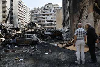 Pessoas inspecionam bairro de Beirute após ataque israelense em 8 de abril