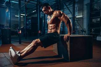 Veja 3 exercícios para definir os braços e acabar com a flacidez