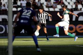 Vitinho durante o empate do Botafogo com o Coritiba 