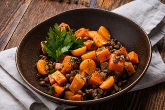 Lentilha com batata-doce laranja