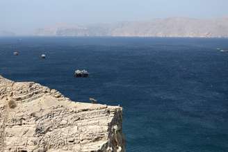 Mais de 15 navios dos EUA bloqueiam Estreito de Ormuz, diz mídia