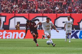 Chapecoense é derrotada pelo Athletico e amplia jejum de vitórias no Brasileirão 