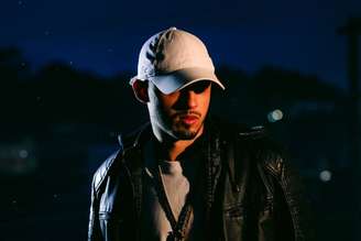 DJ Gu posa para foto