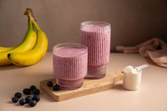 Vitamina proteica de banana com mirtilo