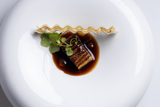 Prato servido no restaurante Evvai, em São Paulo