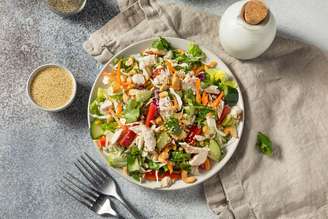 A salada com proteína se torna mais saborosa e nutritiva