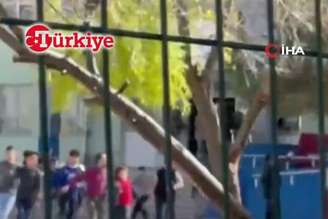 Estudantes evacuam escola em Siverek em meio a tiroteio