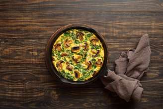 Omelete com cogumelo e espinafre 