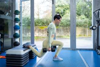 O agachamento búlgaro é uma opção completa para quem busca fortalecer os membros inferiores