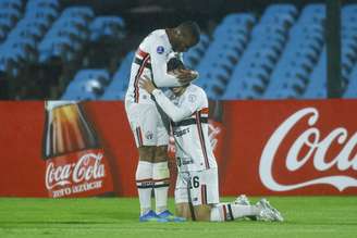 Jogadores do São Paulo comemoram gol contra o Boston River 
