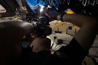 O astronauta Jeremy Hansen tira uma foto através de uma janela da nave Órion: impacto das imagens não vem apenas por serem históricas, mas porque refletem as escolhas deliberadas e a intenção de um ser humano naquele momento e contexto específicos. NASA