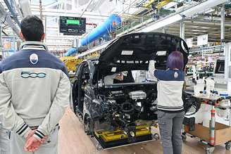 Linha de produção do Fiat 500 Híbrido em Turim, na Itália