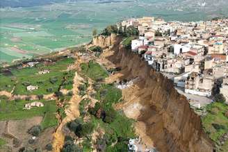 Vista aérea de deslizamento de terra em Niscemi, na Itália